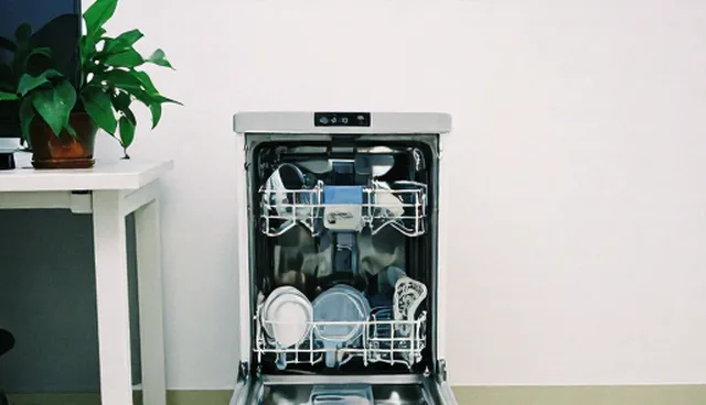食品加工中自动洗碗机的性能与适用条件比较